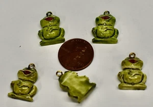 LOT OF CUTE PLASTIC ANIMAL PENDANTS intricate details  BEADS 37 PCS*17mm LOT AK - Picture 1 of 6