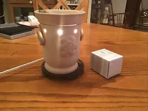 SCENTSY Wax Melt Tart WarmerCeramic w/ 3D Flowers - Picture 1 of 3