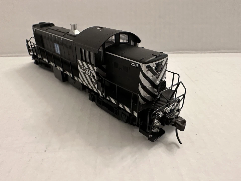 ATLAS CLASSIC HO SCALE #8853 ALCO RS-1 SANTA FE #2397 - Image 1 of 4