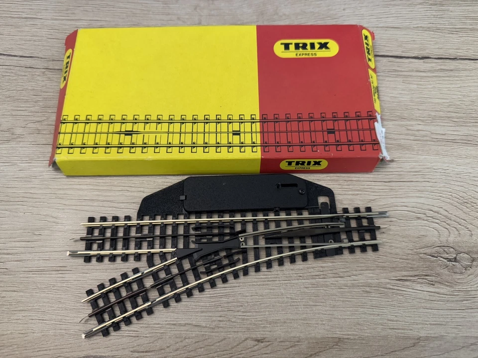 Trix Express H0 34351 Hand Weiche Links Neuwertiger Zustand in OVP - Bild 1 von 1