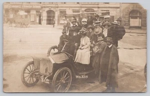 German Postcard People Crowded On Antique Car Men And Women Vintage 1910 RPPC - Imagen 1 de 2