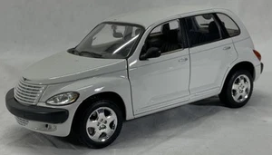 Model Car White Chrysler PT Cruiser Daimler Chrysler 2000 Maisto 1/18 Scale - Picture 1 of 10