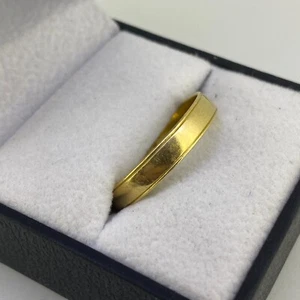 Men's 18 Ct Yellow Gold Plain Wedding Band **Size: V** - Picture 1 of 9
