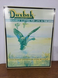 Insegna Pubblicitaria Vintage Originale Duxbak Hunter Abbigliamento Metallo Pesante 17,25"x13,75" - Foto 1 di 10