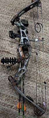 Hoyt VTec Compound Bow with Extras - Image 1 of 4