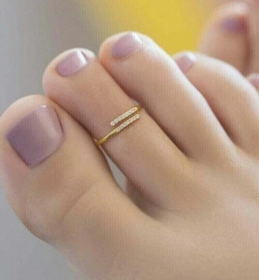 Elegante anillo ajustable con diamantes simulados para mujer enchapado en oro amarillo de 14K Foto 1 de 4