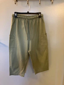 Women's Size M Green Classic Fit Casual Capri By Basic Editions - Picture 1 of 1