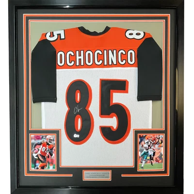 Camiseta deportiva blanca enmarcada autografiada/firmada de Chad Ochocinco Johnson 33x42 certificado de autenticidad JSA automática Foto 1 de 2