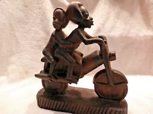 Sehr einzigartige afrikanische handgeschnitzte Holzstatue von 2 Frauen auf Motorrad - Bild 1 von 5