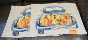 Celebrate Together Herbst LKW mit Kürbissen Gobelin Tischsets 2er Set Neu - Bild 1 von 2