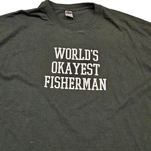 "Camiseta verde ""World's Okayest Fisherman"" Gildan algodón pesado para hombre talla 3XL" - Imagen 1 de 6