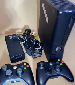 Microsoft Xbox 360 S SLIM Videospielkonsole 2 Controller Kabel getestet funktioniert - Bild 1 von 12