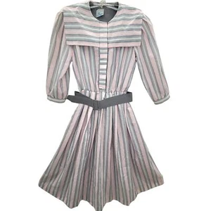 Vestido PRAGO Fashion Inc a Rayas Cuello Marinero Cinturón Manga Larga Calce y Acampanado - Imagen 1 de 13