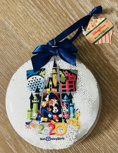 Disco di vetro nuovo con etichette Disney Parks Snowglobe Topolino e amici icona ornamento 2020 - Foto 1 di 3