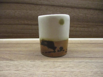 Kleine getöpferte Blumenvase in brauntönen - Bild 1 von 4