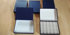 6 Pappschachteln dunkelblau, mit Gebrauchsspuren, z. T. mit Unterteilung - Bild 1 von 6