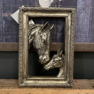 NUEVO CON ETIQUETAS 10"x14" KIRKLAND'S Duo Caballo Placa Metal Dorado Plata Marco de Pergamino Arte de Pared - Imagen 1 de 8