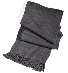 Nuevo bufanda para hombre HUGO por Hugo Boss 100 % lana virgen gris con flecos - Imagen 1 de 2