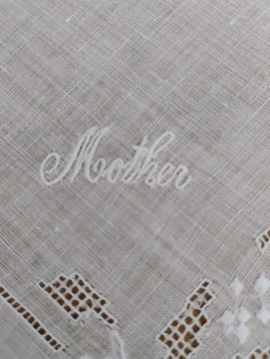 Pañuelo madre de lino bordado todo blanco en muy buena condición  Foto 1 de 3