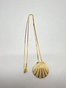 Vintage Trifari Scallop shell Pendant necklace cream enamel gold tone 28" - Picture 1 of 7