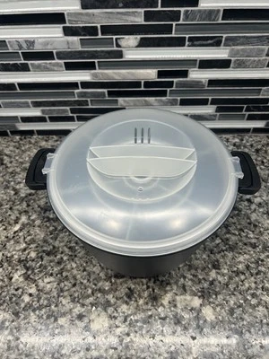 Pampered Chef 3 Qt  Micro Cooker Plus Microwave  Rice/Veggie Steamer Locking Lid - Image 1 of 4