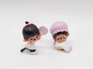 Par de figuras de PVC de 2" Monchhichi vintage de los años 70 jugador de tenis y juguete para dormir - Imagen 1 de 10