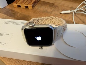 Apple Watch SE (2nd Generation) 40mm Aluminum Case - Starlight - Photo 1 sur 4