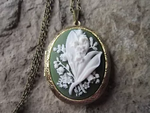 LILY OF THE VALLEY CAMEO LOCKET - ANTIQUE BRONZE, WHITE ON GREEN, QUALITY - Picture 1 of 3