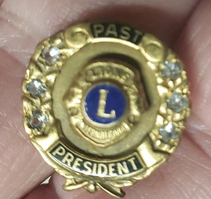 Lions Past President Hut PIn goldfarben Metall klare Steine Vintage Revers - Bild 1 von 3