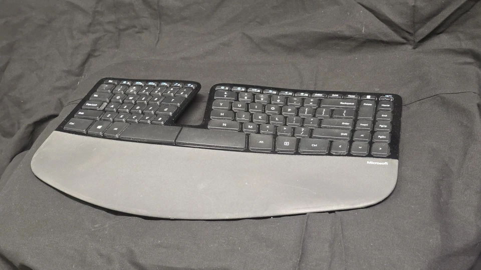 Teclado de escritorio ergonómico Microsoft Sculpt modelo 1559 - con dongle USB probado Foto 1 de 4