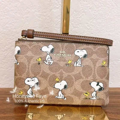 Muñequera Coach X Peanuts con cremallera en esquina nueva con etiquetas en lona exclusiva con estampado Snoopy Foto 1 de 4