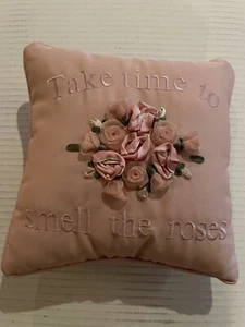 almohada rosa 10 x 10 Tómese el tiempo para oler las rosas Decoración de cinta bordada - Imagen 1 de 3