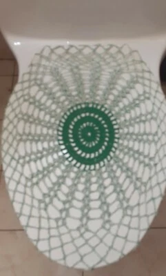 TAPA/CUBIERTA DE ASIENTO DE INODORO REDONDA DE GANCHILLO HECHA A MANO EN VERDE/CREMA Foto 1 de 3