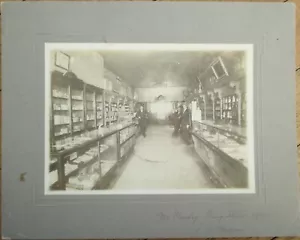 McClusky, ND Drug Store 1910 Fotografia Interno Contasigari Foto a bordo - Foto 1 di 1