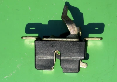 CHEVY METRO 95-01 TAPA MALETERO CIERRE COMPARTIMENTO CONJUNTO 30013858 OEM GEO 4 PUERTAS Foto 1 de 4