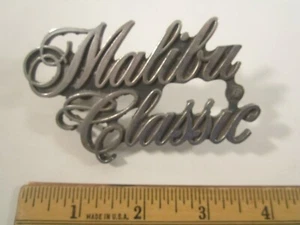 Original Vintage METAL Car Emblem SCRIPT Chevrolet MALIBU CLASSIC [Y64E2] - Imagen 1 de 1