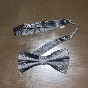 Schwarze Fliege Blumenmuster - Bild 1 von 3