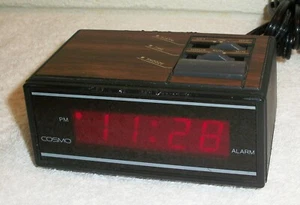 Reloj despertador digital vintage Cosmo Night Stand tamaño grano madera modelo E529B LED ROJO - Imagen 1 de 3