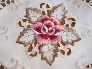Beautiful Pink Rose Embroidery Cutwork Round Ivory Doily 20cm New - Bild 1 von 5
