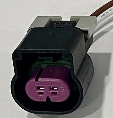 Rear Top Center Brake Light Connector For 2010-2018 Lincoln MKT, 2017-2018 MKX — 第 1/2 张图片