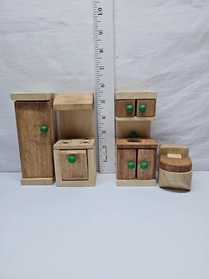 Muebles de madera para casa de muñecas madera natural perillas verdes fregadero inodoro estufa refrigerador Foto 1 de 4