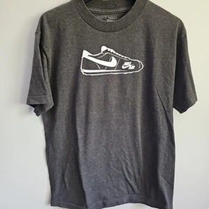 Nike Air Size Medium Gray and White Short Sleeve Graphic Tee Shirt With Shoe - Picture 1 of 7