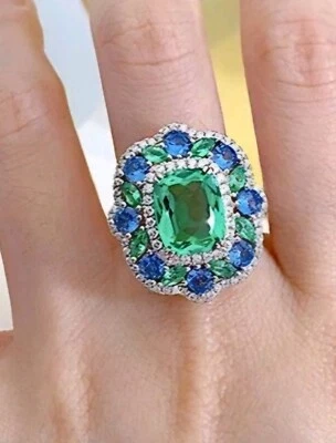 Anillo de cóctel chapado en oro blanco estilo halo esmeralda simulada y zafiro circonita cúbica talla 8. Foto 1 de 4