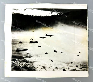 Zweiter Weltkrieg USAF Luftangriff über Berlin B-17 Fliegende Festung 1944 Original Pressefoto - Bild 1 von 3