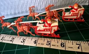 2 Mini Trineo de Papá Noel y Reno Pueblo de Navidad de Colección, Toppers para Pasteles - Imagen 1 de 8