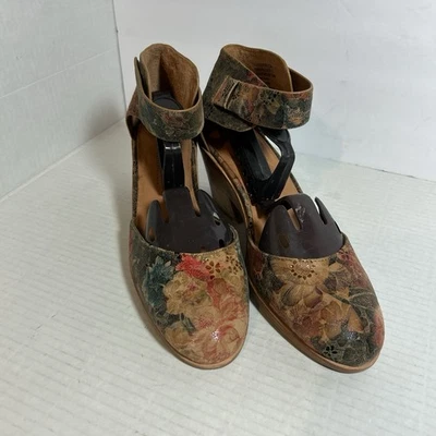 Sandalia de cuña para mujer Gentle Souls by Kenneth Cole talla 9 Foto 1 de 4