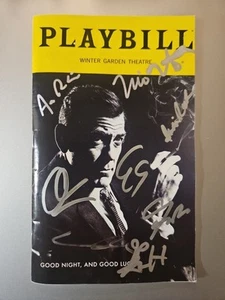 Playbill firmado Buenas noches y buena suerte - George Clooney + otros 7 miembros del elenco - Imagen 1 de 17