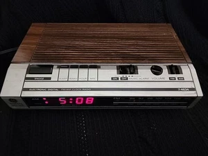 General Electric GE Model 7-4634 1980s Digital FM/AM Clock Radio - Works - Picture 1 of 7