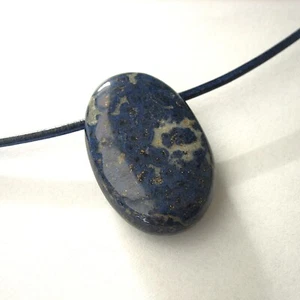 Dumortierit Linsenstein 40 mm großer Schmuckstein Anhänger mit Lederband in blau - Bild 1 von 5