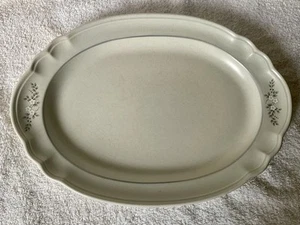 Vtg Pfaltzgraff Heirloom Stoneware Serving Platter Gray w/White Flowers 14 3/4”L - Bild 1 von 4